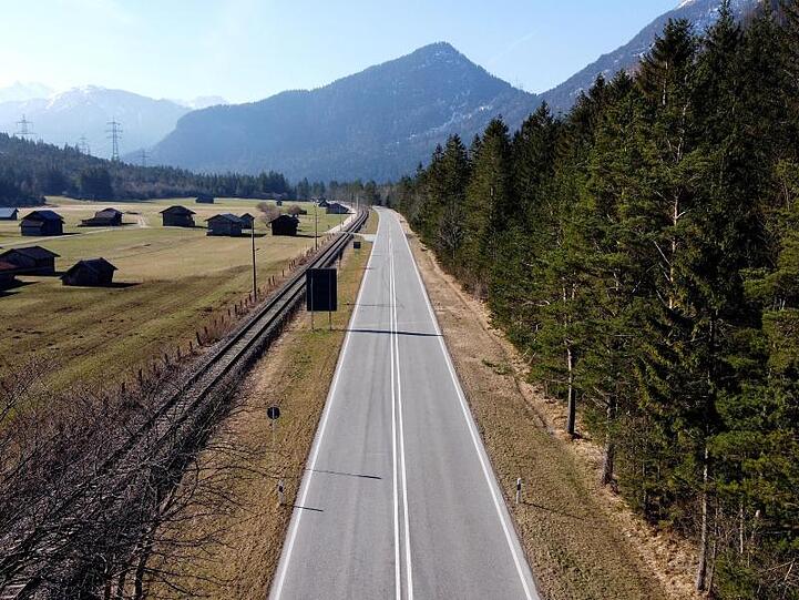 Kein Auto ist auf der sonst viel befahrenen Bundesstraße B2 Richtung Grenzübergang Mittenwald-Scharnitz unterwegs. Foto: Angelika Warmuth/dpa/Archivbild