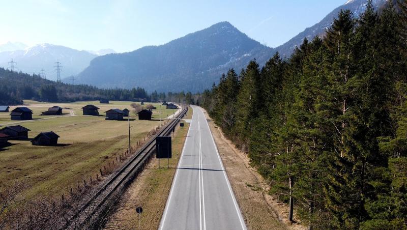 Kein Auto ist auf der sonst viel befahrenen Bundesstraße B2 Richtung Grenzübergang Mittenwald-Scharnitz unterwegs. Foto: Angelika Warmuth/dpa/Archivbild Kein Auto ist auf der sonst viel befahrenen Bundesstraße B2 Richtung Grenzübergang Mittenwald-Scharnitz unterwegs. Foto: Angelika Warmuth/dpa/Archivbild