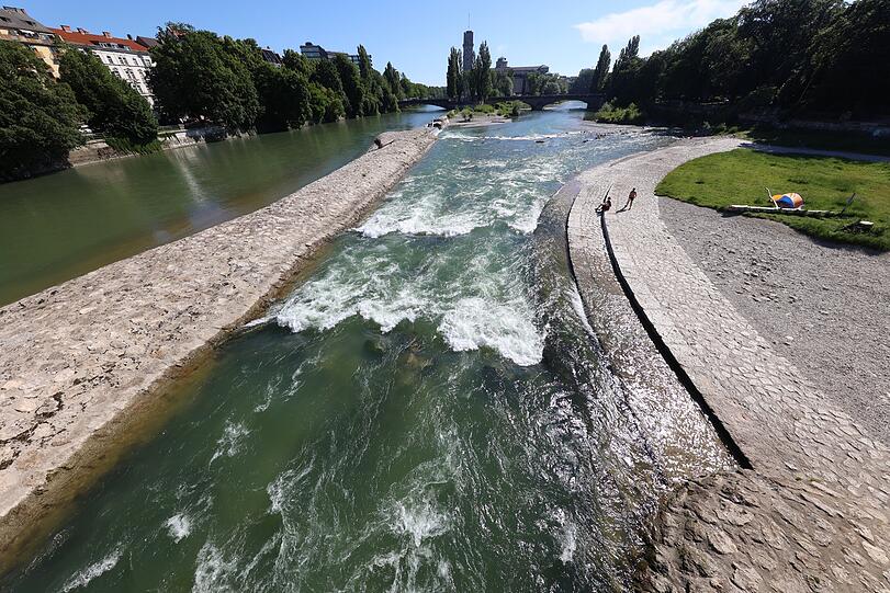 Wildes Wasser hinter der Reichenbachbrücke. Klicken Sie durch den Stadtspaziergang an der Isar.