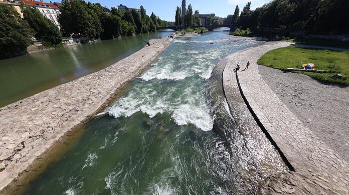 Wildes Wasser hinter der Reichenbachbrücke. Klicken Sie durch den Stadtspaziergang an der Isar.