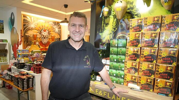 Er hat sein Hobby zum Beruf gemacht; Pyrotechniker Philip Plan hat ein Feuerwerks-Geschäft in der Landwehrstraße. Hier verkauft er unter anderem Raketen und Feuerwerksbatterien – allerdings nur an den drei Tagen im Jahr, an denen es erlaubt ist.