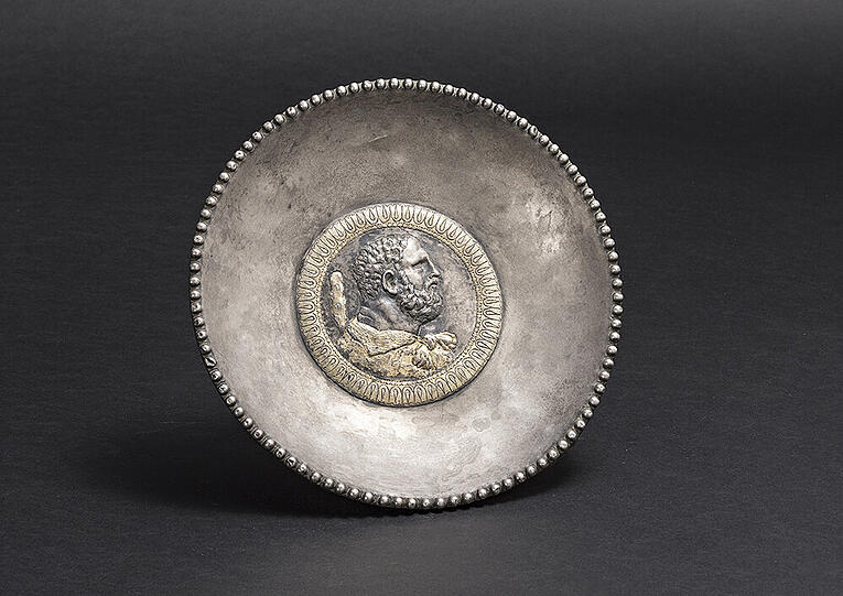 Silberteller mit Herkulesbüste, spätrömisch, Mitte 4. Jhdt. n. Chr.