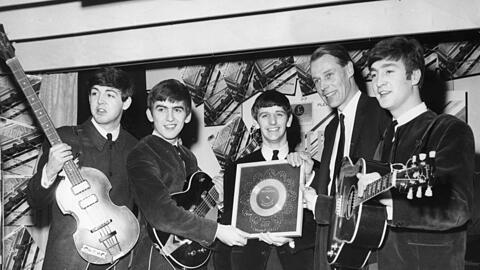Paul McCartney (links), George Harrison, Ringo Starr, Produzent und „fünfter Beatle“ George Martin und John Lennon, im August 1963 mit einer silbernen Schallplatte für 250.000 verkaufte Alben. Es wurden dann noch viele mehr.