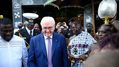 Bundespräsident Frank-Walter Steinmeier stellt sich in Ghana ausdrücklich hinter Außenminister Johann Wadephul (CDU).