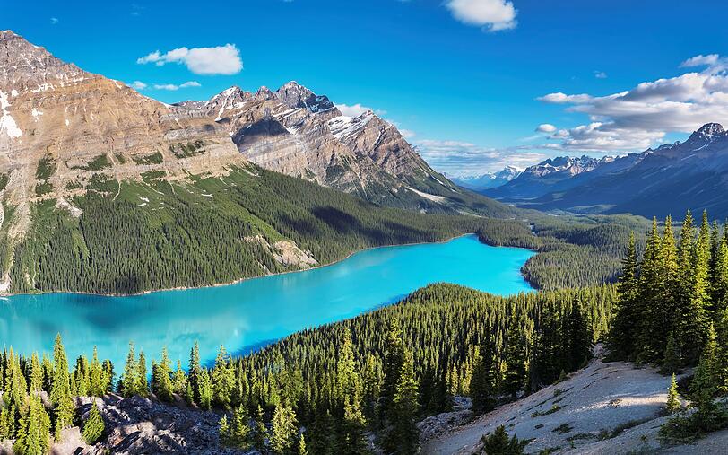 In den kanadischen Rocky Mountains zieht dieses farbenprächtige Schmuckstück die Blicke von Wanderern und Fotografen auf sich. Der Peyto Lake im Banff National Park strahlt in einem kräftigen Türkis ... In den kanadischen Rocky Mountains zieht dieses farbenprächtige Schmuckstück die Blicke von Wanderern und Fotografen auf sich. Der Peyto Lake im Banff National Park strahlt in einem kräftigen Türkis ...