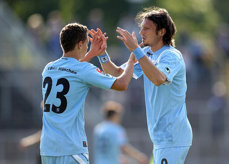 Erstmals präsentierten sich die Löwen in den neuen hellblauen Heimtrikots. Die besten Bilder vom Testspiel des TSV 1860 München in Ulm.
