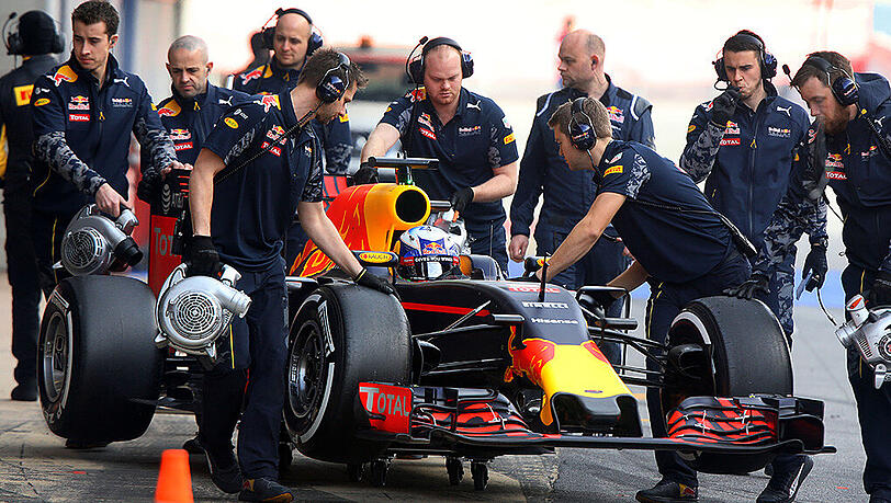 Red-Bull-Mechaniker kümmern sich rührend um den neuen Boliden des Australiers Daniel Ricciardo.
