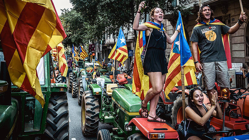 Katalanische Landwirte demonstrieren am Freitag in Barcelona für die Unabhängigkeit Kataloniens. Katalanische Landwirte demonstrieren am Freitag in Barcelona für die Unabhängigkeit Kataloniens.