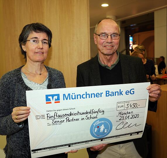 Petra Messager und Matthias Kraemer von Seniorpartner in School waren vormittags noch in der Schule &ndash; abends nehmen sie den Scheck entgegen.