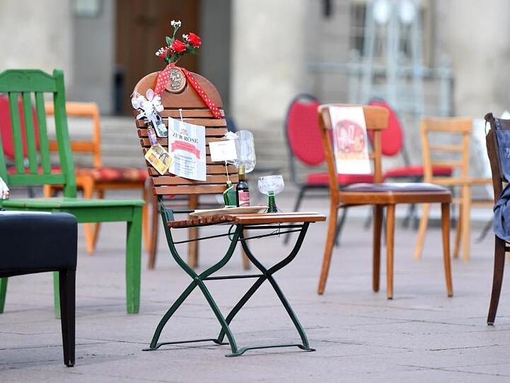 Verschiedene Stühle aus Weimarer Restaurants stehen auf dem Theaterplatz.