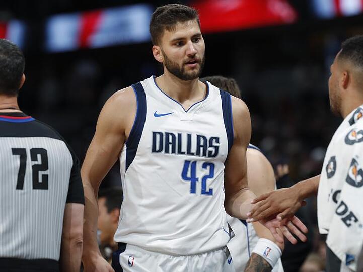 "Ob es wirklich wichtig ist, muss jeder für sich entscheiden. Aber wenn ich den Fernseher anmache, dann fehlt mir nicht nur Basketball, sondern der Sport generell. Ich glaube, so geht es vielen Leuten", sagt Maxi Kleber.