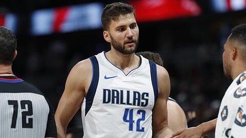 "Ob es wirklich wichtig ist, muss jeder für sich entscheiden. Aber wenn ich den Fernseher anmache, dann fehlt mir nicht nur Basketball, sondern der Sport generell. Ich glaube, so geht es vielen Leuten", sagt Maxi Kleber.