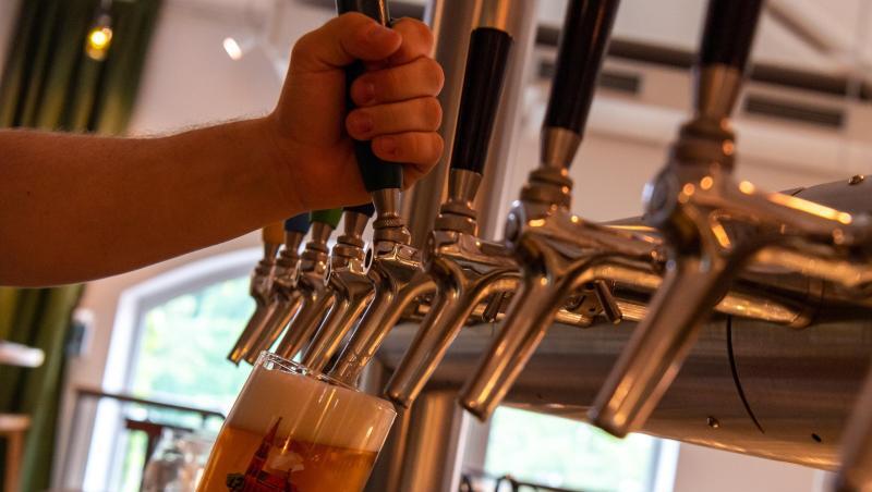 Ein Glas wird im Lokal der Giesinger Bier-Brauerei mit Bier gezapft. Noch immer gäbe es Skeptiker, die seit Generationen das gleiche Bier trinken. Die möchte Moses Wolff vom Bier überzeugen.