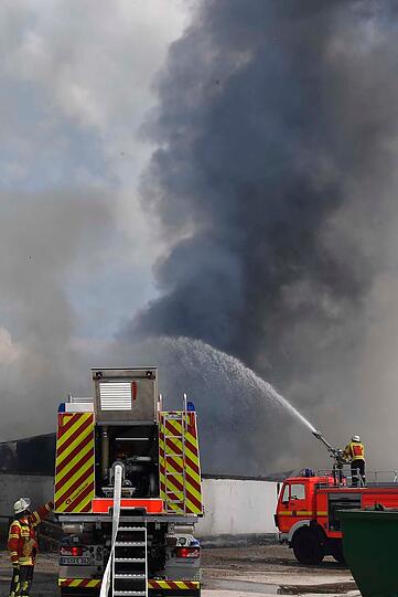 Ein aufgrund der starken Rauchentwicklung kilometerweit sichtbares Großfeuer auf einem Bauernhof in Freising hat zur teilweisen Einstellung des Flugverkehrs am Münchner Flughafen geführt.
