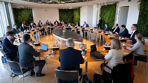Die Mitglieder des bayerischen Kabinetts sitzen vor Beginn einer Kabinettssitzung in der bayerischen Staatskanzlei zusammen. Einige der Minister haben zusätzliche Mandate im Kreistag. Aber da fehlen sie auffällig oft. Warum ist das so?