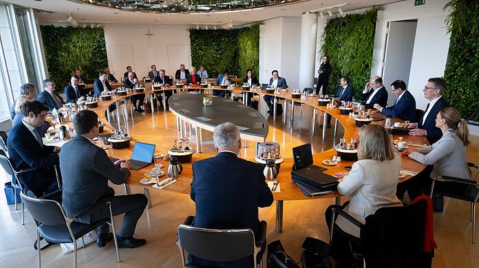Die Mitglieder des bayerischen Kabinetts sitzen vor Beginn einer Kabinettssitzung in der bayerischen Staatskanzlei zusammen. Einige der Minister haben zusätzliche Mandate im Kreistag. Aber da fehlen sie auffällig oft. Warum ist das so?