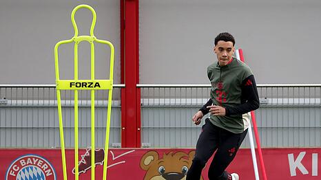 Jamal Musiala arbeitet nach Problemen am operierten linken Bein wieder auf dem Rasen. (Archivbild)