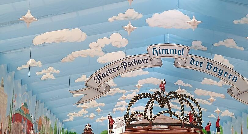 11. Der einzige gro&szlig;e Zelthimmel, der aussieht wie der echte Himmel. Gestaltet mit vielen Sternen und wei&szlig;en W&ouml;lkchen: die ganze bayerische (Bier-)Seligkeit!