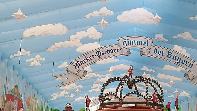 11. Der einzige gro&szlig;e Zelthimmel, der aussieht wie der echte Himmel. Gestaltet mit vielen Sternen und wei&szlig;en W&ouml;lkchen: die ganze bayerische (Bier-)Seligkeit!