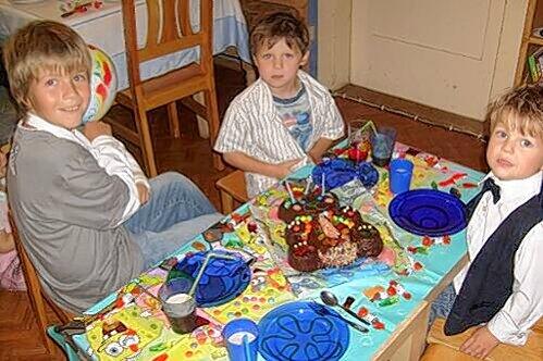 Sie leiden noch heute unter den Folgen des Brandanschlags: die Geschwister Nico (10), Justin (6) und Nesthäkchen Jannik (3).
