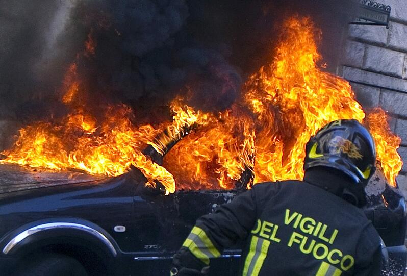 Brennende Autos, aufgebrachte Demonstranten, zerstörte Schaufensterscheiben: In Rom eskalierten die Proteste gegen die Bankenmacht und staatliche Sparkurse. Die Bilder von den Ausschreitungen.
