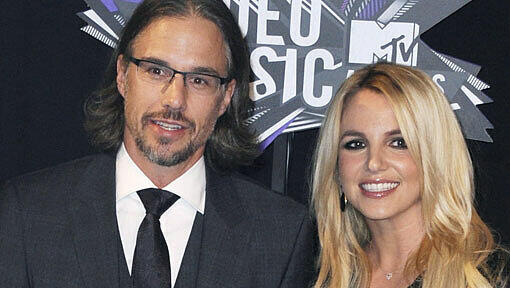 Britney Spears und Jason Trawick haben sich verlobt. Britney darf sich über einen ganz besonderen Ring freuen - der Diamant ist geschliffen wie eine "Mini-Krone". Britney Spears und Jason Trawick haben sich verlobt. Britney darf sich über einen ganz besonderen Ring freuen - der Diamant ist geschliffen wie eine "Mini-Krone".