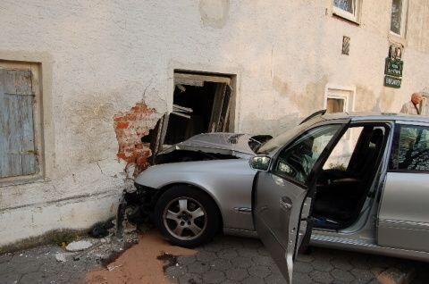 Ein Rentner ist mit seinem Mercedes mit voller Wucht in diese Hauswand gebrettert.