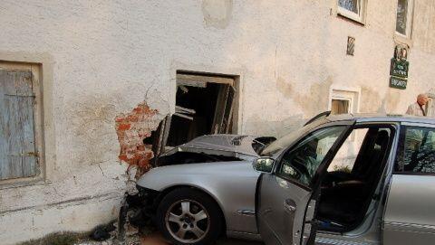 Ein Rentner ist mit seinem Mercedes mit voller Wucht in diese Hauswand gebrettert. Ein Rentner ist mit seinem Mercedes mit voller Wucht in diese Hauswand gebrettert.