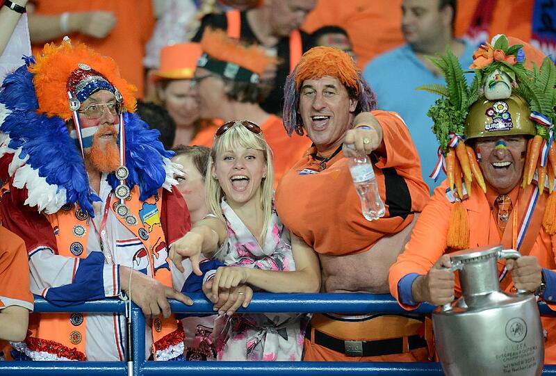 Deutschland gegen Holland - vor und während dieser brisanten Partie in der Ukraine am MIttwoch feiern die Fans ausgelassen in Orange und Schwarz-Rot-Gold - die Bilder!