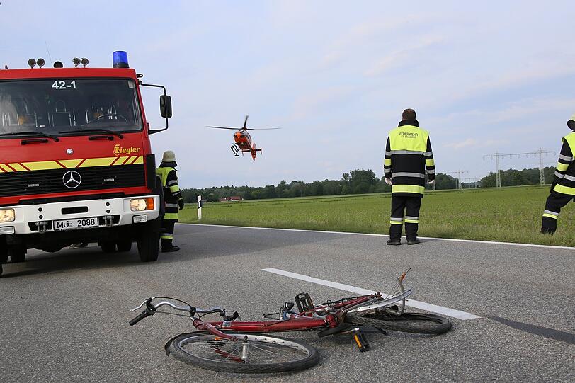 Tödlicher Unfall im Landkreis Mühldorf. Ein Pkw kollidiert an einer Kreuzung mit einem Radfahrer. Der Radfahrer verstarb noch am Unfallort.