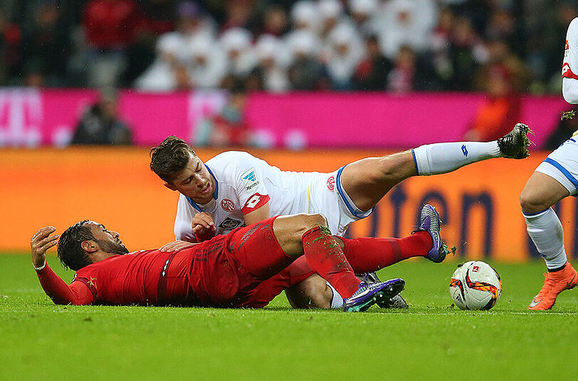 Medhi Benatia, Note 4: Zwergen-Abwehr? Mit dem 1,90-Meter-Hünen boten die Bayern endlich wieder einen Kopfball-Experten auf. Doch dann wurden die Bayern am Boden geknackt.