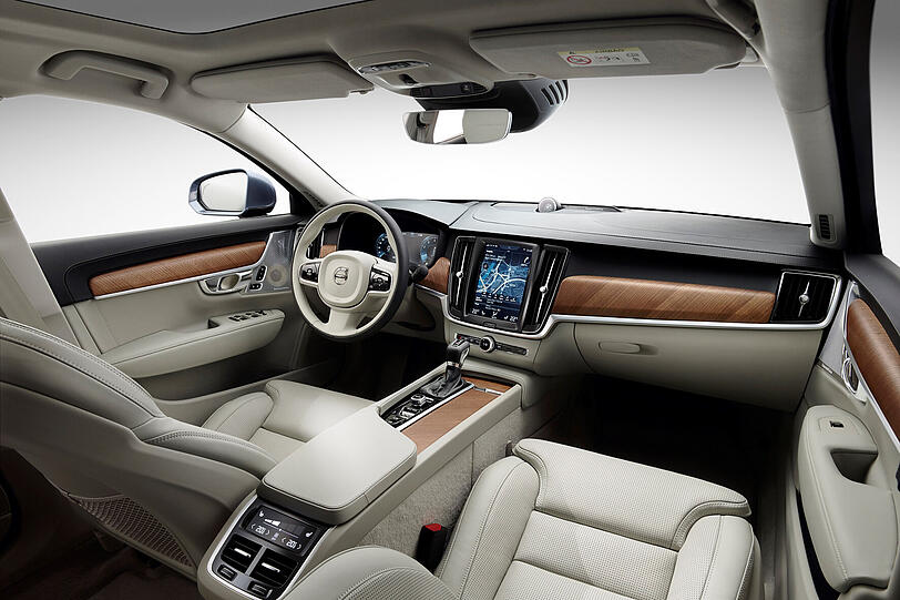 Das edle Interieur mit viel Naturholz schafft in der Fahrgastzelle Wohlfühl-Atmosphäre.