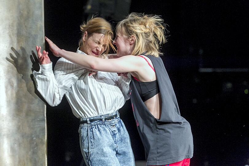 Maja Beckmann und Anna Drexler in "Der erste fiese Typ"