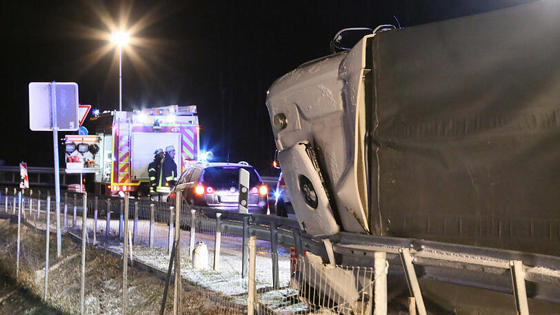 Bilder vom Bergungseinsatz auf der B12: Als der Lkw auf die A94 auffahren wollte, kippte er um.