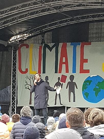 Claus von Wagner zeigt sich in München solidarisch mit den Demonstrierenden.