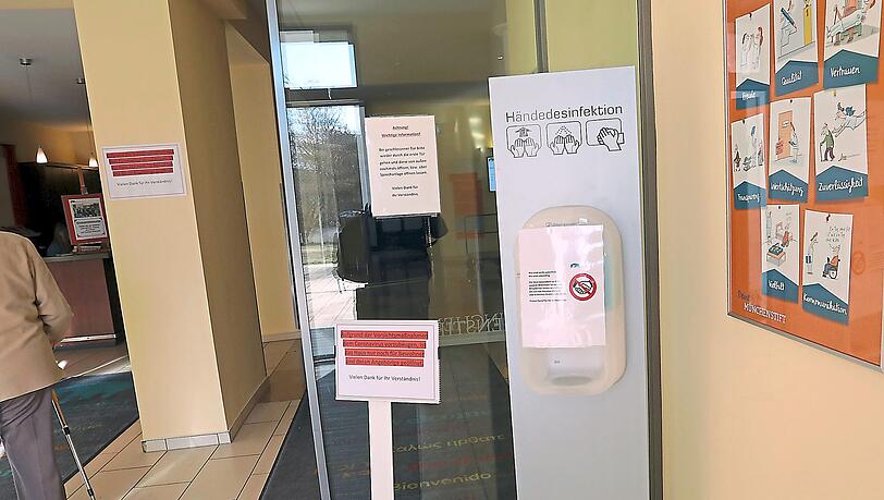 Desinfektion geht vor: der Eingang zum Münchenstift-Heim an der Rümannstraße am Mittwoch. Desinfektion geht vor: der Eingang zum Münchenstift-Heim an der Rümannstraße am Mittwoch.