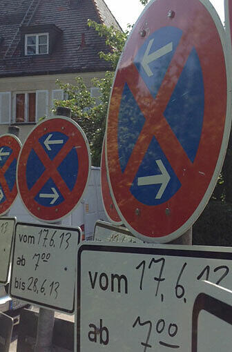 Doch seit gut zehn Tagen sind die Arbeiten offiziell zu Ende. Die Schilder warten auf ihre Abholung.