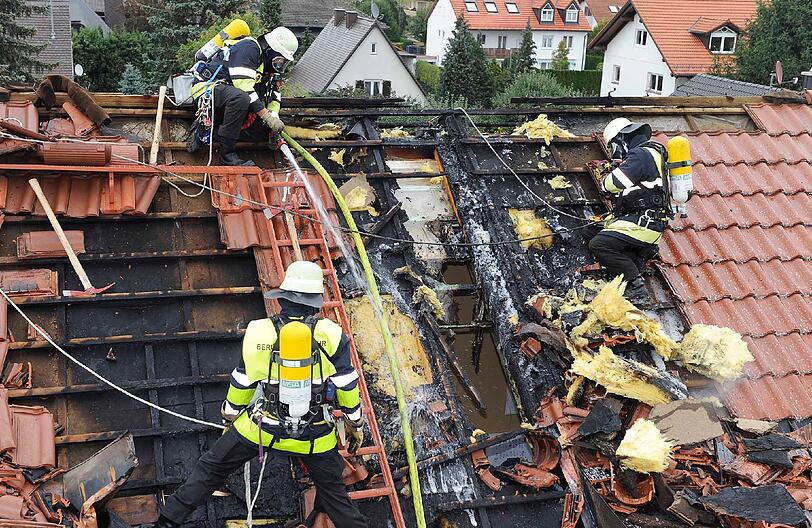 Die Feuerwehr musste die Dachisolierung entfernen.