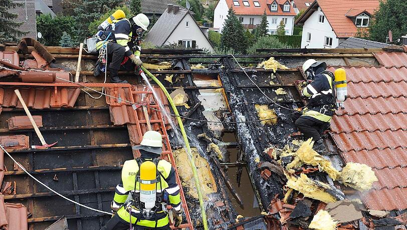 Die Feuerwehr musste die Dachisolierung entfernen. Die Feuerwehr musste die Dachisolierung entfernen.