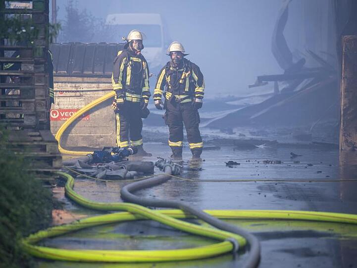 Feuerwehrleute im Einsatz: Das Feuer war aus bislang unbekannter Ursache ausgebrochen.