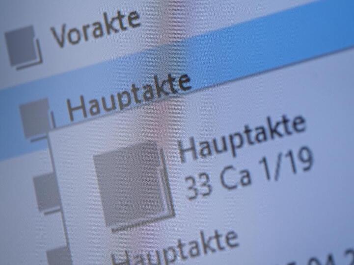 Eine Akte wird elektronisch auf einem Bildschirm angezeigt.