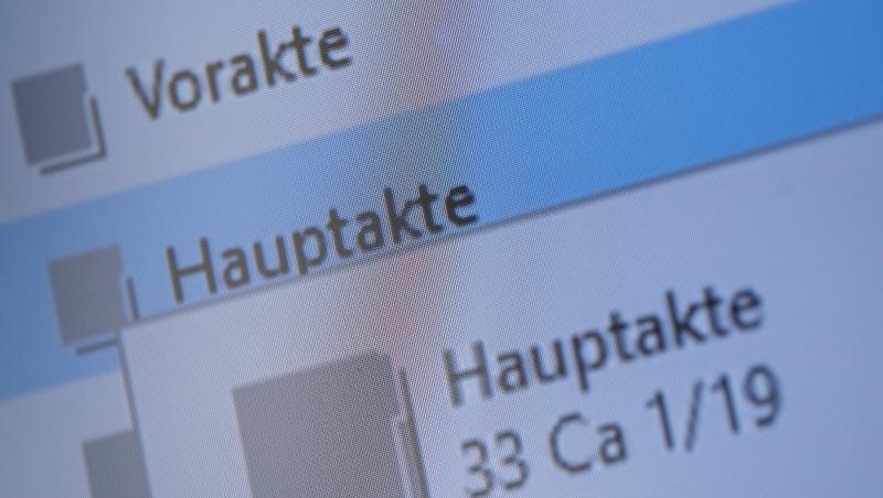 Eine Akte wird elektronisch auf einem Bildschirm angezeigt. Eine Akte wird elektronisch auf einem Bildschirm angezeigt.