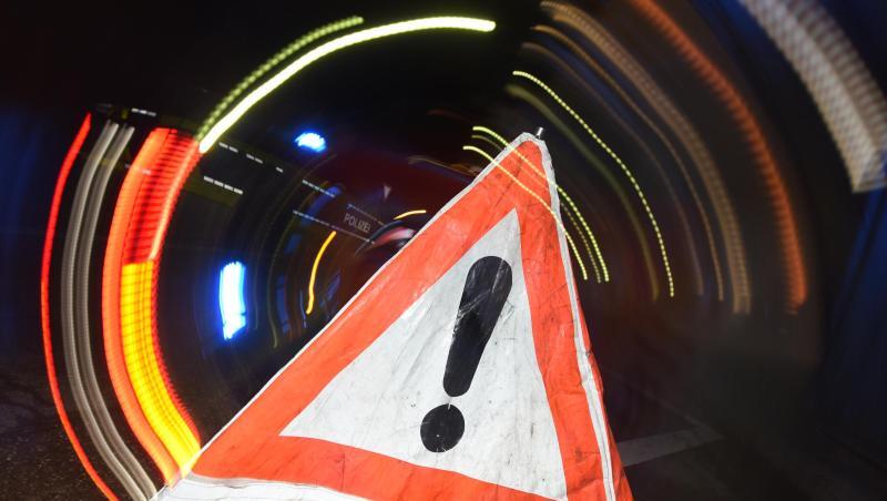 Ein Warndreieck mit dem Schriftzug "Unfall" steht auf der Straße. Foto: Patrick Seeger/dpa/Archivbild Ein Warndreieck mit dem Schriftzug "Unfall" steht auf der Straße. Foto: Patrick Seeger/dpa/Archivbild