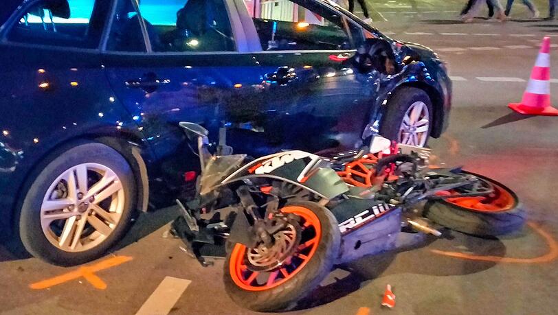 Ein Motorradfahrer (30) krachte in ein Auto am Sendlinger-Tor-Platz.