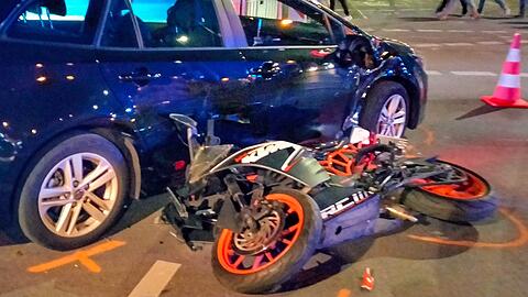 Ein Motorradfahrer (30) krachte in ein Auto am Sendlinger-Tor-Platz.