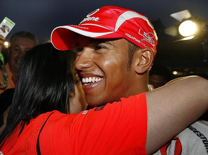 Lewis Hamilton nach seinem Formel 1-Triumph.  Er und Nico Rosberg fuhren einst zusammen in einem Kart-Team - in der Mannschaft von Rosbergs Vater Keke.