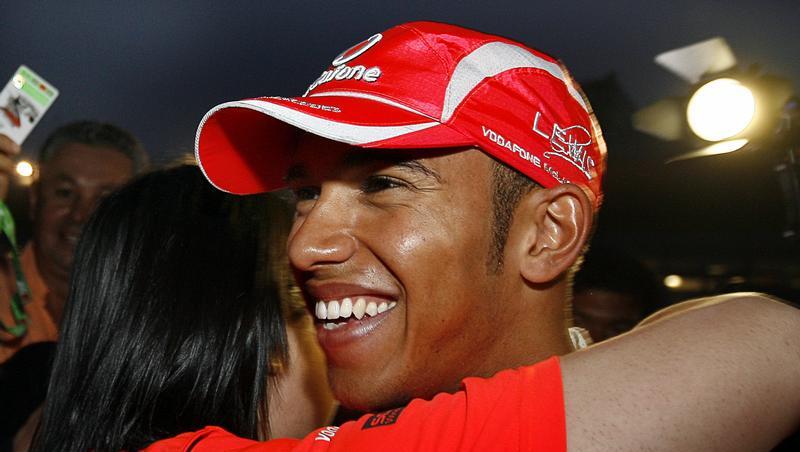 Lewis Hamilton nach seinem Formel 1-Triumph. Er und Nico Rosberg fuhren einst zusammen in einem Kart-Team - in der Mannschaft von Rosbergs Vater Keke. Lewis Hamilton nach seinem Formel 1-Triumph. Er und Nico Rosberg fuhren einst zusammen in einem Kart-Team - in der Mannschaft von Rosbergs Vater Keke.