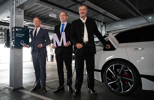 Flughafenchef Jost Lammers, Finanzminister Albert Füracker und Ministerpräsident Markus Söder bei der Einweihung des neuen Ladeparks. Flughafenchef Jost Lammers, Finanzminister Albert Füracker und Ministerpräsident Markus Söder bei der Einweihung des neuen Ladeparks.