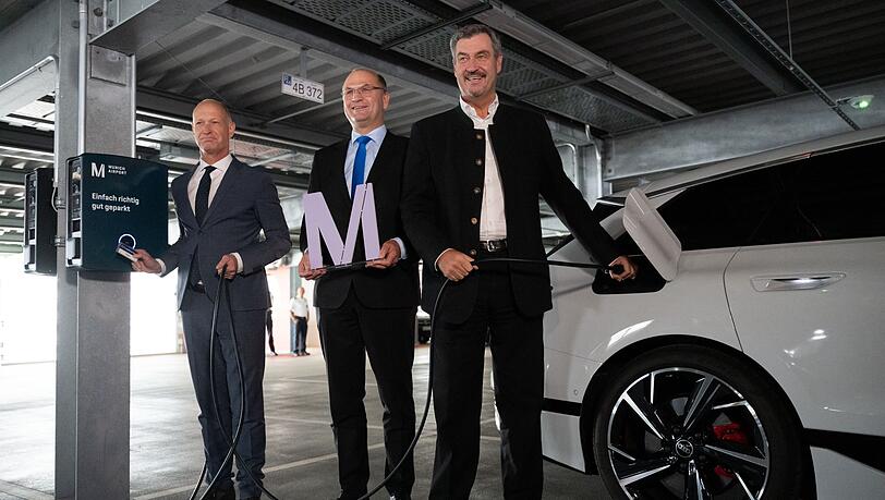 Flughafenchef Jost Lammers, Finanzminister Albert Füracker und Ministerpräsident Markus Söder bei der Einweihung des neuen Ladeparks.