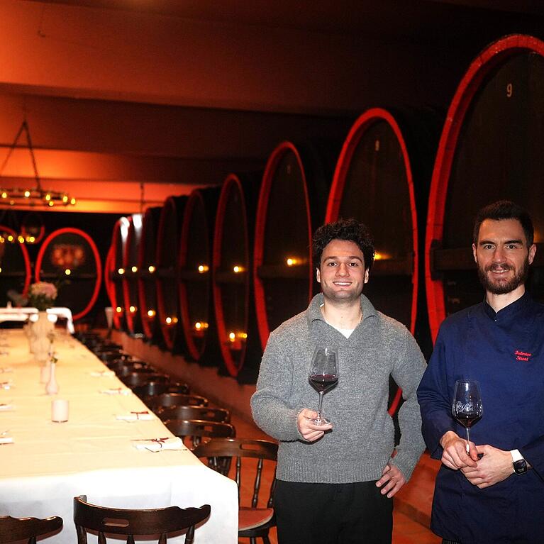 Jon Mezzani (l.) und Federico Sironi (r.) haben das Sironi & Mezzani er&ouml;ffnet. Der alte Weinkeller der zu dem Lokal in Obergiesing geh&ouml;rt, wird f&uuml;r spezielle Events genutzt.
